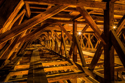 Heidelberg - Heiliggeistkirche - Dachstuhl - Mittlere Ebene - Blick von Westen in den Dachstuhl über dem Nordschiff (aufgenommen im Februar 2013, am Nachmittag) Heidelberg - Heiliggeistkirche - Dachstuhl - Mittlere Ebene - Blick von Westen in den Dachstuhl über dem Nordschiff (aufgenommen im Februar 2013, am Nachmittag)