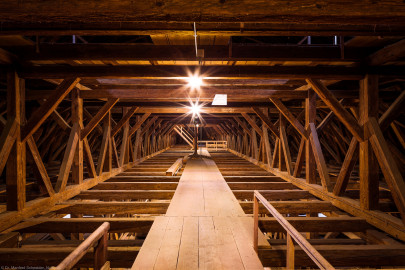 Heidelberg - Heiliggeistkirche - Dachstuhl - Mittlere Ebene - Blick von Westen in den Dachstuhl über dem Mittelschiff (aufgenommen im Februar 2013, am Nachmittag) Heidelberg - Heiliggeistkirche - Dachstuhl - Mittlere Ebene - Blick von Westen in den Dachstuhl über dem Mittelschiff (aufgenommen im Februar 2013, am Nachmittag)
