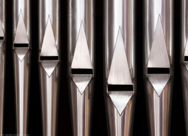 Heidelberg - Heiliggeistkirche - Chor - Hauptorgel - Blick auf einige der großen Pfeifen der Chororgel, erbaut von Steinmeyer 1980 bis 1993 (aufgenommen im März 2013, am Nachmittag) Heidelberg - Heiliggeistkirche - Chor - Hauptorgel - Blick auf einige der großen Pfeifen der Chororgel, erbaut von Steinmeyer 1980 bis 1993 (aufgenommen im März 2013, am Nachmittag)