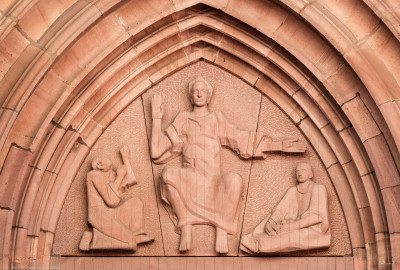 Heidelberg - Heiliggeistkirche - West-/Hauptportal - Tympanon von Edzard Hobbing (aufgenommen im April 2013, am späten Vormittag) Heidelberg - Heiliggeistkirche - West-/Hauptportal - Tympanon von Edzard Hobbing (aufgenommen im April 2013, am späten Vormittag)