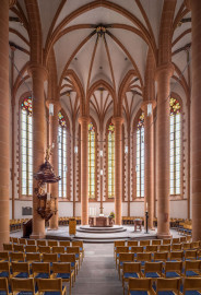 Heidelberg - Heiliggeistkirche - Chor - Blick in den Chor mit Säulen, Gewölbe, Kanzel und Altar (aufgenommen im April 2013, am späten Vormittag) Heidelberg - Heiliggeistkirche - Chor - Blick in den Chor mit Säulen, Gewölbe, Kanzel und Altar (aufgenommen im April 2013, am späten Vormittag)