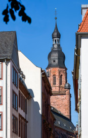Heidelberg - Heiliggeistkirche - Ostseite - Blick von der Heiliggeiststraße nahe dem Schmitthennerhaus auf den Turm (aufgenommen im Juli 2013, am Vormittag) Heidelberg - Heiliggeistkirche - Ostseite - Blick von der Heiliggeiststraße nahe dem Schmitthennerhaus auf den Turm (aufgenommen im Juli 2013, am Vormittag)