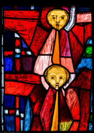 Heidelberg - Heiliggeistkirche - Westempore - Engel (mittlere Zeile, 1. Bahn) aus dem "Offenbarungsfenster" von Hans Gottfried von Stockhausen (aufgenommen im Juli 2013, am späten Nachmittag)