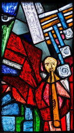 Heidelberg - Heiliggeistkirche - Westempore - Engel (obere Zeile, 2. Bahn) aus dem "Offenbarungsfenster" von Hans Gottfried von Stockhausen (aufgenommen im Juli 2013, am späten Nachmittag)