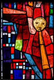 Heidelberg - Heiliggeistkirche - Westempore - Engel (untere Zeile, 1. Bahn) aus dem "Offenbarungsfenster" von Hans Gottfried von Stockhausen (aufgenommen im Juli 2013, am späten Nachmittag)