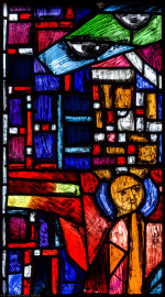 Heidelberg - Heiliggeistkirche - Westempore - Engel (obere Zeile, 1. Bahn) aus dem "Offenbarungsfenster" von Hans Gottfried von Stockhausen (aufgenommen im Juli 2013, am späten Nachmittag)