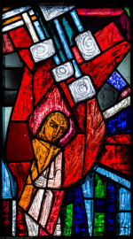 Heidelberg - Heiliggeistkirche - Westempore - Engel (obere Zeile, 3. Bahn) aus dem "Offenbarungsfenster" von Hans Gottfried von Stockhausen (aufgenommen im Juli 2013, am späten Nachmittag)