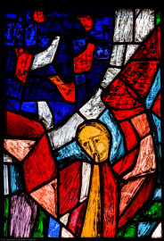 Heidelberg - Heiliggeistkirche - Westempore - Engel (untere Zeile, 3. Bahn) aus dem "Offenbarungsfenster" von Hans Gottfried von Stockhausen (aufgenommen im Juli 2013, am späten Nachmittag)