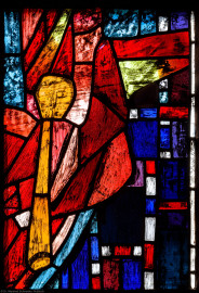 Heidelberg - Heiliggeistkirche - Westempore - Engel (untere Zeile, 4. Bahn) aus dem "Offenbarungsfenster" von Hans Gottfried von Stockhausen (aufgenommen im Juli 2013, am späten Nachmittag)