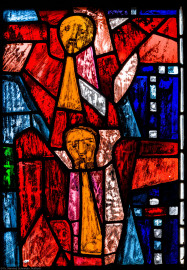 Heidelberg - Heiliggeistkirche - Westempore - Engel (mittlere Zeile, 4. Bahn) aus dem "Offenbarungsfenster" von Hans Gottfried von Stockhausen (aufgenommen im Juli 2013, am späten Nachmittag)