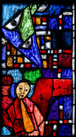 Heidelberg - Heiliggeistkirche - Westempore - Engel (obere Zeile, 4. Bahn) aus dem "Offenbarungsfenster" von Hans Gottfried von Stockhausen (aufgenommen im Juli 2013, am späten Nachmittag)