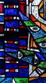 Heidelberg - Heiliggeistkirche - Westempore - Feld (1. Zeile, 1. Spalte) des "Offenbarungsfensters" von Hans Gottfried von Stockhausen (aufgenommen im Juli 2013, am späten Nachmittag) Heidelberg - Heiliggeistkirche - Westempore - Feld (1. Zeile, 1. Spalte) des "Offenbarungsfensters" von Hans Gottfried von Stockhausen (aufgenommen im Juli 2013, am späten Nachmittag)