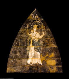 Heidelberg - Heiliggeistkirche - Nordseite - Sakristei - Blick von der nordöstlichen Ecke der Sakristei von unten auf die Malerei "Muttergottes mit Kind" (aufgenommen im August 2013, am Nachmittag) Heidelberg - Heiliggeistkirche - Nordseite - Sakristei - Blick von der nordöstlichen Ecke der Sakristei von unten auf die Malerei "Muttergottes mit Kind" (aufgenommen im August 2013, am Nachmittag)