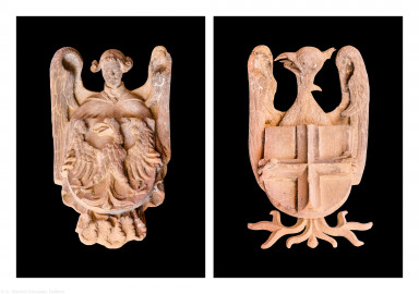 Heidelberg - Heiliggeistkirche - West-/Hauptportal - Wappen "Adler, getragen von einem Engel" und Wappen der Savoyen "Silbernes Kreuz auf rote Grund" links und rechts oben vor der Tür (aufgenommen im August 2013, am Nachmittag) Heidelberg - Heiliggeistkirche - West-/Hauptportal - Wappen "Adler, getragen von einem Engel" und Wappen der Savoyen "Silbernes Kreuz auf rote Grund" links und rechts oben vor der Tür (aufgenommen im August 2013, am Nachmittag)