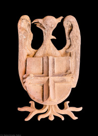 Heidelberg - Heiliggeistkirche - West-/Hauptportal - Wappen der Savoyen "Silbernes Kreuz auf rotem Grund" rechts oben vor der Tür (aufgenommen im August 2013, am Nachmittag) Heidelberg - Heiliggeistkirche - West-/Hauptportal - Wappen der Savoyen "Silbernes Kreuz auf rotem Grund" rechts oben vor der Tür (aufgenommen im August 2013, am Nachmittag)