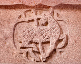 Heidelberg - Heiliggeistkirche - Altar - Ostseite des Altars von Edzard Hobbing - Symbol Lamm Gottes (aufgenommen im November 2013, um die Mittagszeit) Heidelberg - Heiliggeistkirche - Altar - Ostseite des Altars von Edzard Hobbing - Symbol Lamm Gottes (aufgenommen im November 2013, um die Mittagszeit)