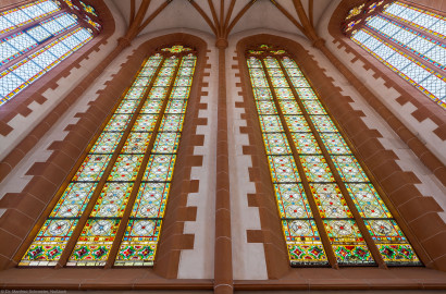 Heidelberg - Heiliggeistkirche - Chor - Blick von unten auf die östlichen Chorfenster, vor der Ostwand stehend (aufgenommen im Dezember 2013, am späten Vormittag) Heidelberg - Heiliggeistkirche - Chor - Blick von unten auf die östlichen Chorfenster, vor der Ostwand stehend (aufgenommen im Dezember 2013, am späten Vormittag)