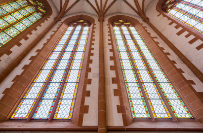 Heidelberg - Heiliggeistkirche - Chor - Blick von unten auf die südöstlichen Chorfenster, vor der Südostwand stehend (aufgenommen im Dezember 2013, am späten Vormittag) Heidelberg - Heiliggeistkirche - Chor - Blick von unten auf die südöstlichen Chorfenster, vor der Südostwand stehend (aufgenommen im Dezember 2013, am späten Vormittag)