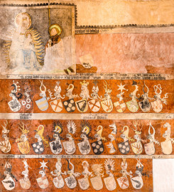 Heidelberg - Heiliggeistkirche - Chor - Südostwand - Wappenfries der "Gesellschaft mit dem Esel" (aufgenommen im Dezember 2013, am Nachmittag) Heidelberg - Heiliggeistkirche - Chor - Südostwand - Wappenfries der "Gesellschaft mit dem Esel" (aufgenommen im Dezember 2013, am Nachmittag)