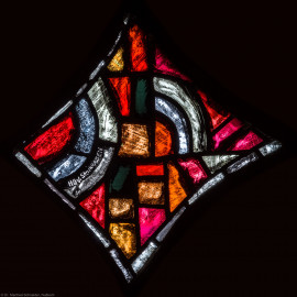 Heidelberg - Heiliggeistkirche - Westempore - Signatur, Werkstatt, Stifterin (Hertha Freifrau von Gaisberg-Helfenberg) und Datum im Maßwerk des "Offenbarungsfensters" von Hans Gottfried von Stockhausen (aufgenommen im Mai 2014, am Nachmittag)