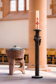 Heidelberg - Heiliggeistkirche - Altarbereich - Osterleuchter von Emil Jo Homolka und Taufbecken von Edzard Hobbing (aufgenommen im August 2014, am Nachmittag) Heidelberg - Heiliggeistkirche - Altarbereich - Osterleuchter von Emil Jo Homolka und Taufbecken von Edzard Hobbing (aufgenommen im August 2014, am Nachmittag)