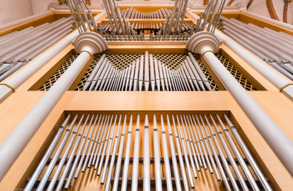 Heidelberg - Heiliggeistkirche - Chor - Hauptorgel - Blick von unten auf die Chororgel, erbaut von Steinmeyer 1980 bis 1993 (aufgenommen im September 2014, am Nachmittag) Heidelberg - Heiliggeistkirche - Chor - Hauptorgel - Blick von unten auf die Chororgel, erbaut von Steinmeyer 1980 bis 1993 (aufgenommen im September 2014, am Nachmittag)