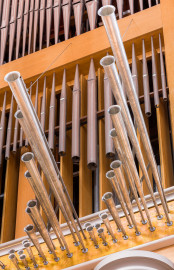 Heidelberg - Heiliggeistkirche - Chor - Hauptorgel - Blick auf die Spanischen Trompeten der Chororgel, erbaut von Steinmeyer 1980 bis 1993 (aufgenommen im September 2014, am Nachmittag) Heidelberg - Heiliggeistkirche - Chor - Hauptorgel - Blick auf die Spanischen Trompeten der Chororgel, erbaut von Steinmeyer 1980 bis 1993 (aufgenommen im September 2014, am Nachmittag)