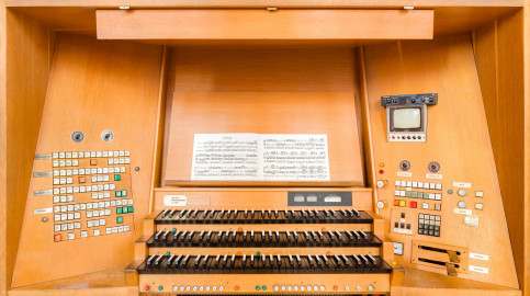 Heidelberg - Heiliggeistkirche - Chor - Hauptorgel - Blick auf den Spieltisch der Chororgel, erbaut von Steinmeyer 1980 bis 1993 (aufgenommen im September 2014, am Nachmittag) Heidelberg - Heiliggeistkirche - Chor - Hauptorgel - Blick auf den Spieltisch der Chororgel, erbaut von Steinmeyer 1980 bis 1993 (aufgenommen im September 2014, am Nachmittag)