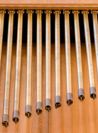 Heidelberg - Heiliggeistkirche - Chor - Hauptorgel - Blick auf die Röhrenglocken (an der linken Seite) der Chororgel, erbaut von Steinmeyer 1980 bis 1993 (aufgenommen im September 2014, um die Mittagszeit) Heidelberg - Heiliggeistkirche - Chor - Hauptorgel - Blick auf die Röhrenglocken (an der linken Seite) der Chororgel, erbaut von Steinmeyer 1980 bis 1993 (aufgenommen im September 2014, um die Mittagszeit)