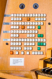 Heidelberg - Heiliggeistkirche - Chor - Hauptorgel - Blick auf die linke Seite des Spieltischs der Chororgel, erbaut von Steinmeyer 1980 bis 1993 (aufgenommen im September 2014, am frühen Nachmittag) Heidelberg - Heiliggeistkirche - Chor - Hauptorgel - Blick auf die linke Seite des Spieltischs der Chororgel, erbaut von Steinmeyer 1980 bis 1993 (aufgenommen im September 2014, am frühen Nachmittag)