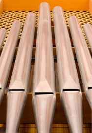 Heidelberg - Heiliggeistkirche - Chor - Hauptorgel - Blick auf einige der großen Pfeifen der Chororgel, erbaut von Steinmeyer 1980 bis 1993 (aufgenommen im September 2014, am Nachmittag) Heidelberg - Heiliggeistkirche - Chor - Hauptorgel - Blick auf einige der großen Pfeifen der Chororgel, erbaut von Steinmeyer 1980 bis 1993 (aufgenommen im September 2014, am Nachmittag)