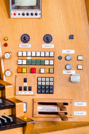 Heidelberg - Heiliggeistkirche - Chor - Hauptorgel - Blick auf die rechte Seite des Spieltischs der Chororgel, erbaut von Steinmeyer 1980 bis 1993 (aufgenommen im September 2014, am späten Nachmittag) Heidelberg - Heiliggeistkirche - Chor - Hauptorgel - Blick auf die rechte Seite des Spieltischs der Chororgel, erbaut von Steinmeyer 1980 bis 1993 (aufgenommen im September 2014, am späten Nachmittag)