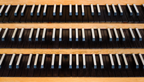 Heidelberg - Heiliggeistkirche - Chor - Hauptorgel - Blick auf die Manuale der Chororgel, erbaut von Steinmeyer 1980 bis 1993 (aufgenommen im September 2014, am späten Nachmittag) Heidelberg - Heiliggeistkirche - Chor - Hauptorgel - Blick auf die Manuale der Chororgel, erbaut von Steinmeyer 1980 bis 1993 (aufgenommen im September 2014, am späten Nachmittag)