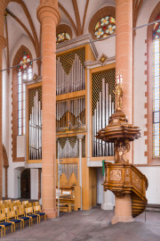 Heidelberg - Heiliggeistkirche - Chor - Hauptorgel - Blick vom Altar auf die Kanzel und die Chororgel, erbaut von Steinmeyer 1980 bis 1993 (aufgenommen im Oktober 2014, am Nachmittag) Heidelberg - Heiliggeistkirche - Chor - Hauptorgel - Blick vom Altar auf die Kanzel und die Chororgel, erbaut von Steinmeyer 1980 bis 1993 (aufgenommen im Oktober 2014, am Nachmittag)