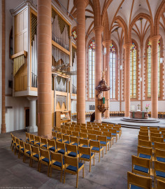 Heidelberg - Heiliggeistkirche - Chor - Hauptorgel - Blick vom südlichen Triumphbogenpfeiler auf den Altar, die Kanzel und die Chororgel, erbaut von Steinmeyer 1980 bis 1993 (aufgenommen im Oktober 2014, am späten Vormittag) Heidelberg - Heiliggeistkirche - Chor - Hauptorgel - Blick vom südlichen Triumphbogenpfeiler auf den Altar, die Kanzel und die Chororgel, erbaut von Steinmeyer 1980 bis 1993 (aufgenommen im Oktober 2014, am späten Vormittag)