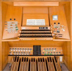Heidelberg - Heiliggeistkirche - Chor - Hauptorgel - Blick auf den Spieltisch der Chororgel, erbaut von Steinmeyer 1980 bis 1993 (aufgenommen im Januar 2015, um die Mittagszeit) Heidelberg - Heiliggeistkirche - Chor - Hauptorgel - Blick auf den Spieltisch der Chororgel, erbaut von Steinmeyer 1980 bis 1993 (aufgenommen im Januar 2015, um die Mittagszeit)