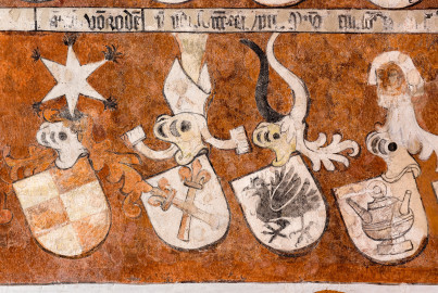 Heidelberg - Heiliggeistkirche - Chor - Südostwand - Ausschnitt (unterste Reihe) aus dem Wappenfries der "Gesellschaft mit dem Esel" (aufgenommen im März 2015, am Vormittag) Heidelberg - Heiliggeistkirche - Chor - Südostwand - Ausschnitt (unterste Reihe) aus dem Wappenfries der "Gesellschaft mit dem Esel" (aufgenommen im März 2015, am Vormittag)