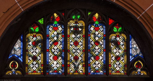 Heidelberg - Heiliggeistkirche - Nordseite - Mittleres Nordportal - In Holz gefasstes Rundbogenfenster (aufgenommen im März 2015, am Nachmittag) Heidelberg - Heiliggeistkirche - Nordseite - Mittleres Nordportal - In Holz gefasstes Rundbogenfenster (aufgenommen im März 2015, am Nachmittag)