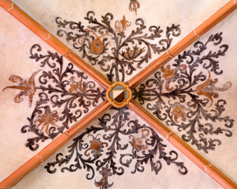 Heidelberg - Heiliggeistkirche - Südschiff - Schlußstein mit Ornament, 1. Joch, von Westen aus gezählt (aufgenommen im April 2015, um die Mittagszeit)