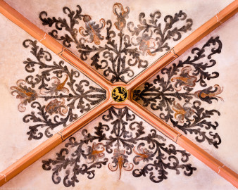 Heidelberg - Heiliggeistkirche - Südschiff - Schlußstein mit Ornament, 2. Joch, von Westen aus gezählt (aufgenommen im April 2015, am Nachmittag)