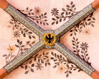 Heidelberg - Heiliggeistkirche - Südschiff - Schlußstein mit Ornament, 3. Joch, von Westen aus gezählt (aufgenommen im April 2015, am Nachmittag)