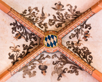 Heidelberg - Heiliggeistkirche - Südschiff - Schlußstein mit Ornament, 4. Joch, von Westen aus gezählt (aufgenommen im April 2015, am Nachmittag)