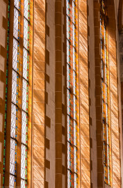 Heidelberg - Heiliggeistkirche - Chor - Blick von unten auf die südlichen Chorfenster im Morgenlicht, auf der Ostseite stehend (aufgenommen im April 2015, am späten Vormittag) Heidelberg - Heiliggeistkirche - Chor - Blick von unten auf die südlichen Chorfenster im Morgenlicht, auf der Ostseite stehend (aufgenommen im April 2015, am späten Vormittag)