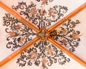 Heidelberg - Heiliggeistkirche - Nordschiff - Schlußstein mit Ornament, 2. Joch, von Westen aus gezählt (aufgenommen im April 2015, am Nachmittag)