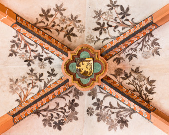 Heidelberg - Heiliggeistkirche - Nordschiff - Schlußstein mit Ornament, 3. Joch, von Westen aus gezählt (aufgenommen im April 2015, am Nachmittag)