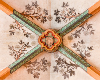 Heidelberg - Heiliggeistkirche - Nordschiff - Schlußstein mit Ornament, 4. Joch, von Westen aus gezählt (aufgenommen im April 2015, am Nachmittag)