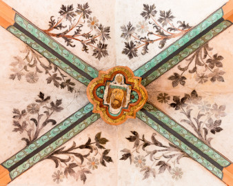 Heidelberg - Heiliggeistkirche - Nordschiff - Schlußstein mit Ornament, 5. Joch, von Westen aus gezählt (aufgenommen im April 2015, am Nachmittag)