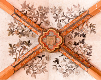 Heidelberg - Heiliggeistkirche - Nordschiff - Schlußstein mit Ornament, 6. Joch, von Westen aus gezählt (aufgenommen im April 2015, am späten Nachmittag)