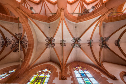 Heidelberg - Heiliggeistkirche - Nördliches Seitenschiff - Ausschnitt des Gewölbes, vom Zentrum des Seitenschiffs aus gesehen (aufgenommen im Mai 2015, am frühen Nachmittag) Heidelberg - Heiliggeistkirche - Nördliches Seitenschiff - Ausschnitt des Gewölbes, vom Zentrum des Seitenschiffs aus gesehen (aufgenommen im Mai 2015, am frühen Nachmittag)