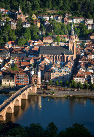 Heidelberg - Heiliggeistkirche - Nordseite - Blick vom Oberen Philosophenweg (direkt unterhalb der Meriankanzel) auf Heidelberg, die Alte Brücke und die Heiliggeistkirche (ähnlich einem Ausschnitt des Kupferstichs "Große Stadtansicht Heidelbergs" von Matthäus Merian von 1620) (aufgenommen im Juni 2015, am frühen Abend) Heidelberg - Heiliggeistkirche - Nordseite - Blick vom Oberen Philosophenweg (direkt unterhalb der Meriankanzel) auf Heidelberg, die Alte Brücke und die Heiliggeistkirche (ähnlich einem Ausschnitt des Kupferstichs "Große Stadtansicht Heidelbergs" von Matthäus Merian von 1620) (aufgenommen im Juni 2015, am frühen Abend)